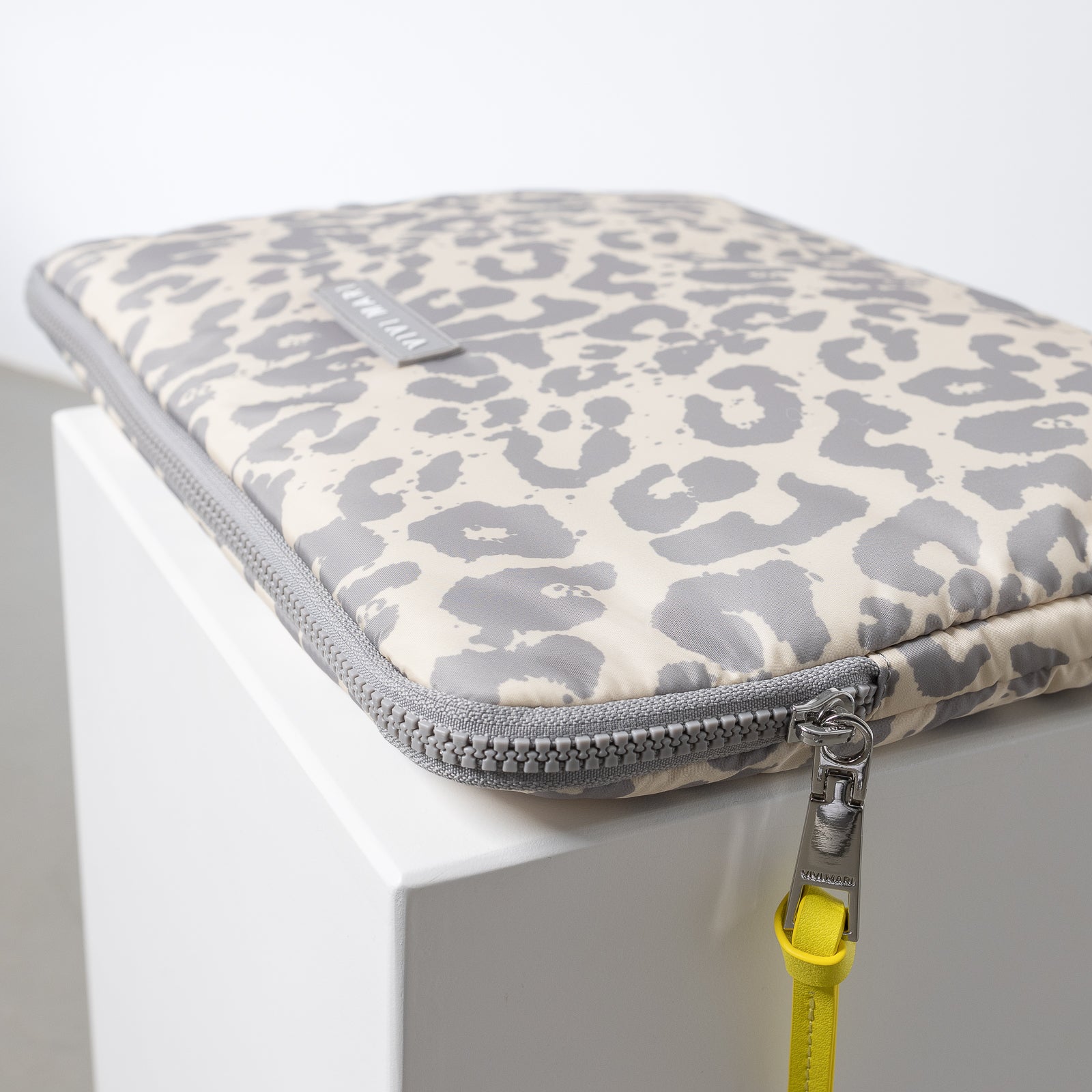 Padded Laptop Sleeve 13"/14" - leo splashes grey/sand - VIVI MARI